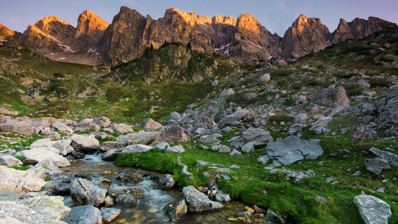 MASSICCIO DEL MARGUAREIS (foto di P. Bolla da www.parcomarguareis.it) MASSICCIO DEL MARGUAREIS (foto di P. Bolla da www.parcomarguareis.it)