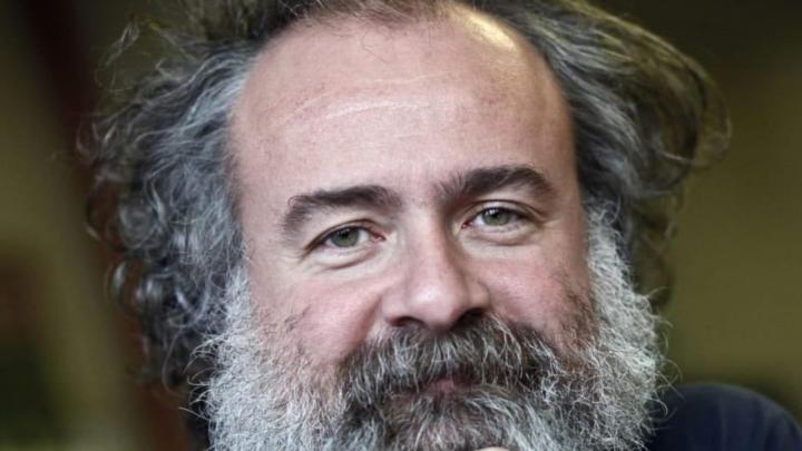 Ritratot fotografico di Matteo Saudino, dal profilo Instagram della Biblioteca civica di Cocconato Volto di uomo maturo stempiato con barba brizzolata
