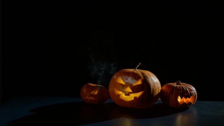 160152404 Carta Di Halloween Jack O Lantern Con Candele Bagliore Su Uno Sfondo Nero Una Fila Di Zucche