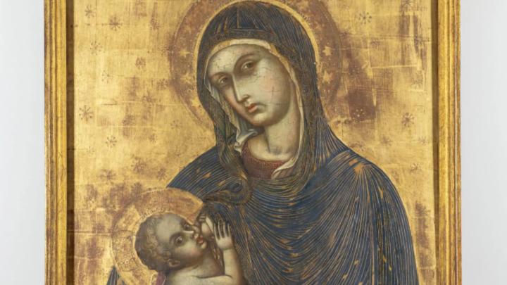 Particolare del dipinto da visitalba.eu Dipinto trecentesco a tempera e oro su tavola raffigurante la Madonna che allatta il Bambino