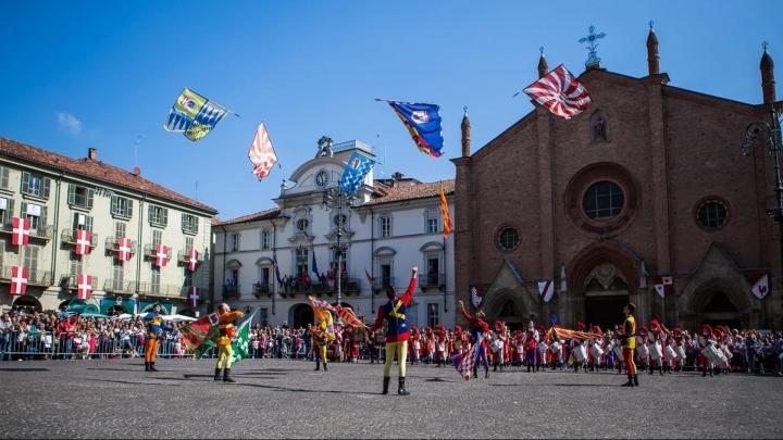 Palio di Asti, sbandieratori davanti alla chiesa di San Secondo