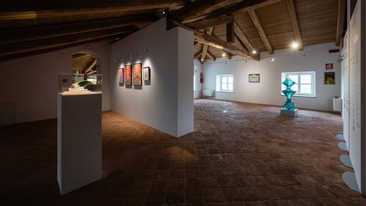 Immagine da Facebook, profilo della Fondazione CRT Mostra di arte contemporanea allestita in sottotetto di antico palazzo
