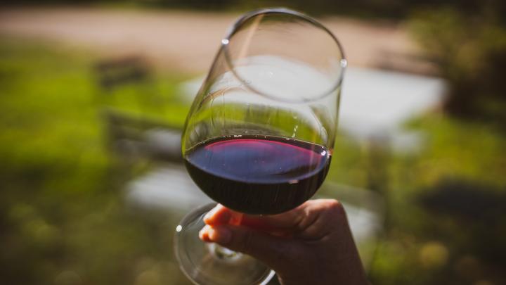 Bicchiere di vino rosso © Visit Piemonte, ph Giorgio Gulmini