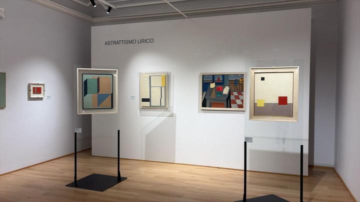 Sala espositiva con dipinti astratti