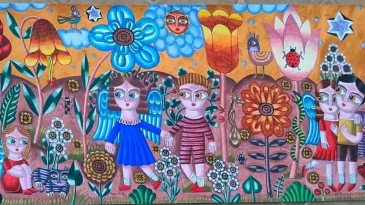 Dipinto con figure umane stilizzate, angeli e grandi fiori, particolare