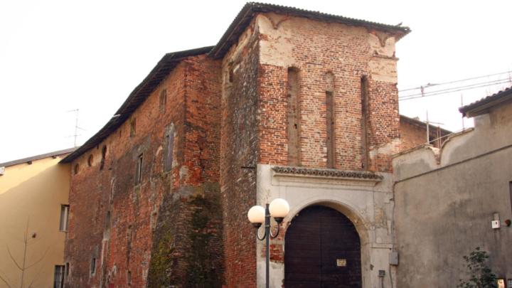 Castello di Cameriano a Casalino, fotografia di Alessandro Vecchi di Wikipedia Portale di Castello tardomedievale in mattoni