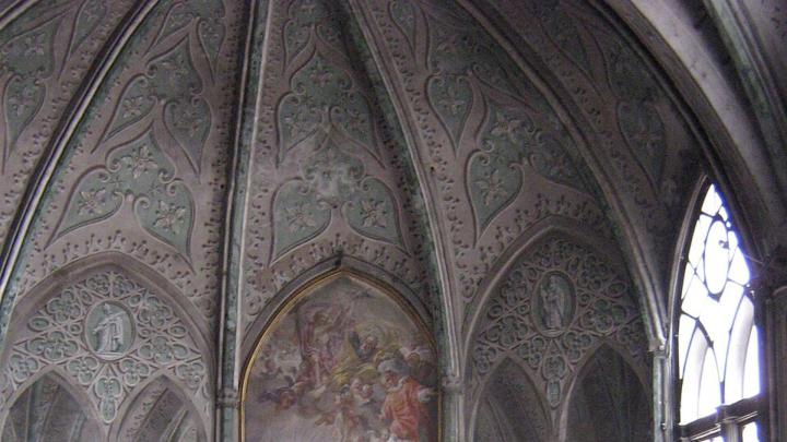 Abside di chiesa gotica con affreschi illusionistici