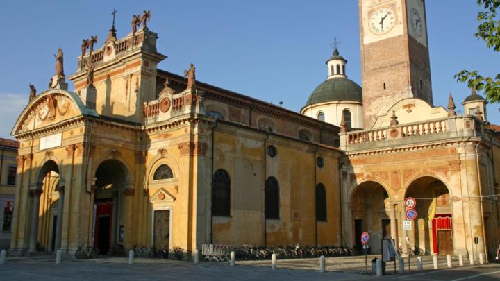 Chiesa parrocchiale di cerano. Foto di Alessandro Vecchi da Wikipedia Esterno di chiesa barocca con statue e campanile