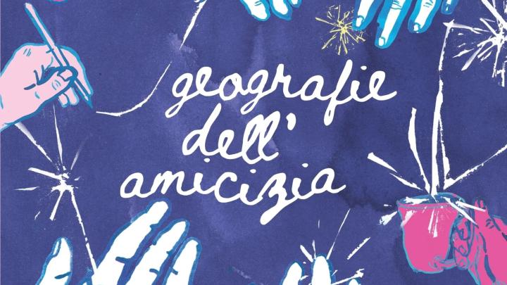 Particolare di illustrazione opera di Elena Tognoli Illustrazione: titolo "Geografie dell'amicizia" calligrafato in corsivo tra stelle e mani in atto di protendersi, impugnare una matita o una tazza