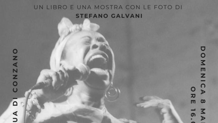 Una cantante jazz di colore in atto di cantare con microfono