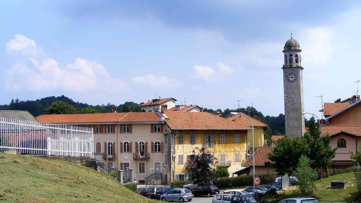 Foto di F. Ceragioli da Wikipedia Centro abitato con campanile