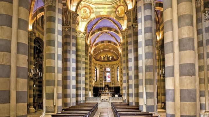 Interno di cattedrale romanica con ricca decorazione ottocentesca 