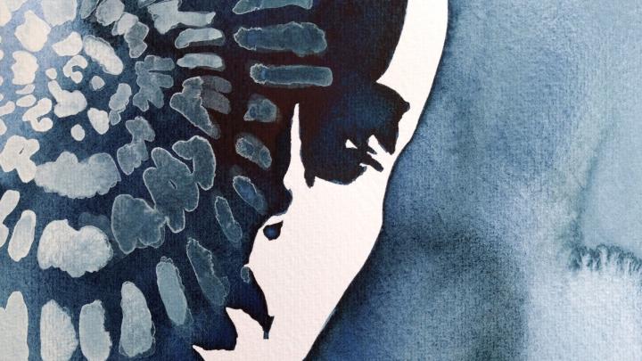 Particolare di acquerello monocromo di Floriana Porta con conchiglia fossile sovrapposta a volto femminile 