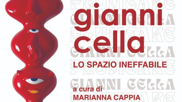 Grafica con scritte e particolare di scultura con volti stilizzati sovrapposti in verticale