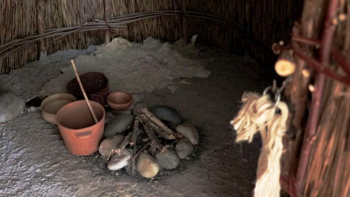 Interno capanna museo vaie1
