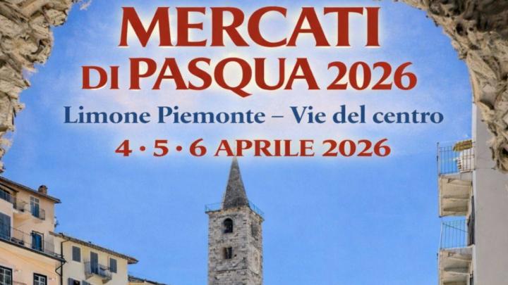 Fotografia con campanile medievale e case antiche, incorniciata da un arco in pietra; titolo