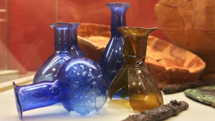 Foto di contenitori romani in vetro dal profilo Facebook del Museo Antichi contenitori romani in vetro colorato