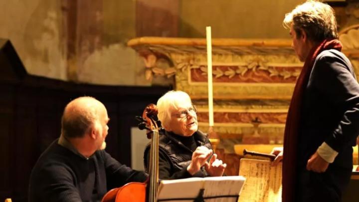 Tre musicisti in dialogo in una chiesa barocca