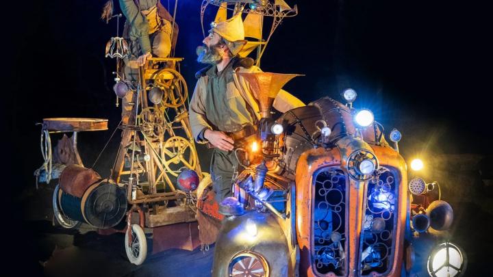 Fotografia da www.visitcuneese.it Fotografia di scena con uomo barbuto vestito in modo bizzarro alla guida di automobile modificata