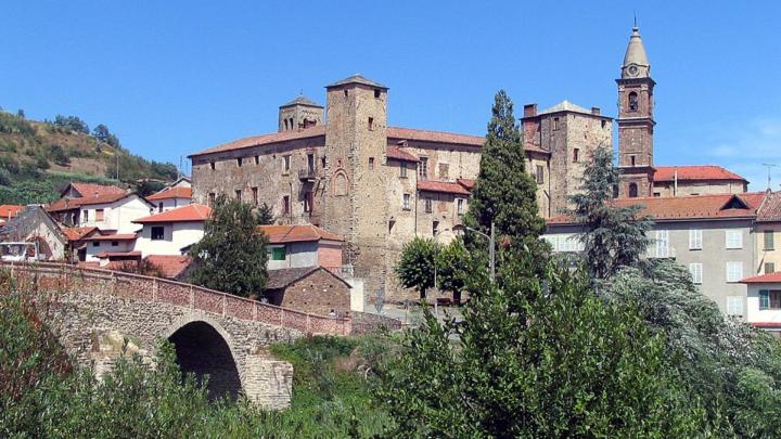 Borgo di Monastero Bormida con castello e ponte medievale 