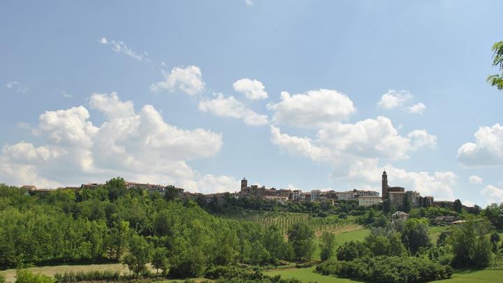 Fotografia con profilo di borgo collinare visto da lontano
