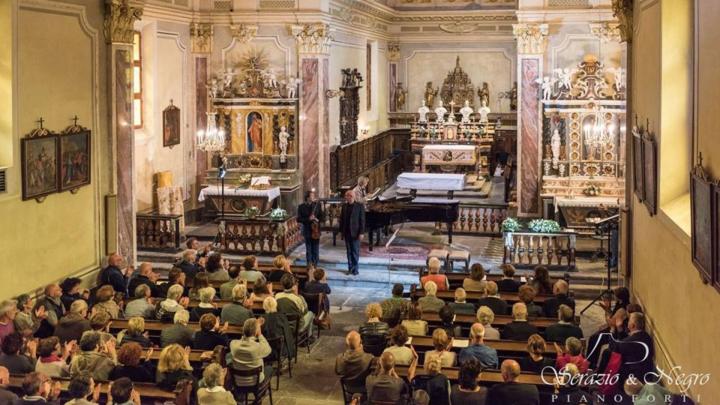 Foto Serazio, 2017 dal sito www.eventivalsesia.info Concerto nella chiesa barocca di Rima Valsesia, con musicisti e pubblico