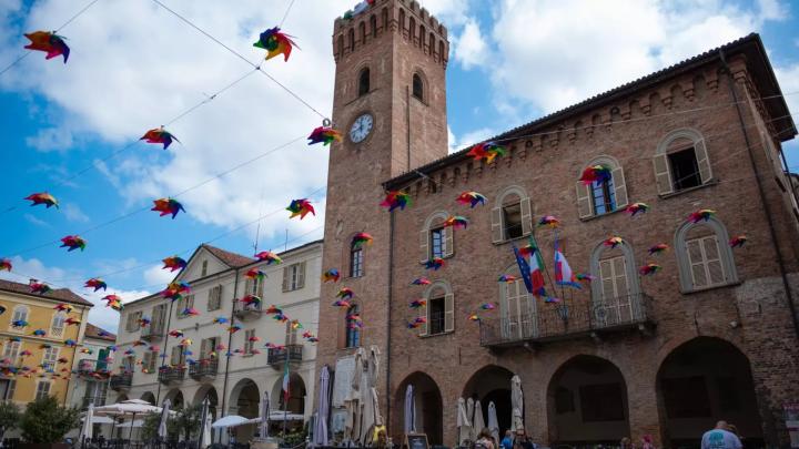 Immagine: fotografia di Valeria Gallo, Archivio Ente Turismo LMR Foto: palazzo in mattoni con porticato e torre medievale