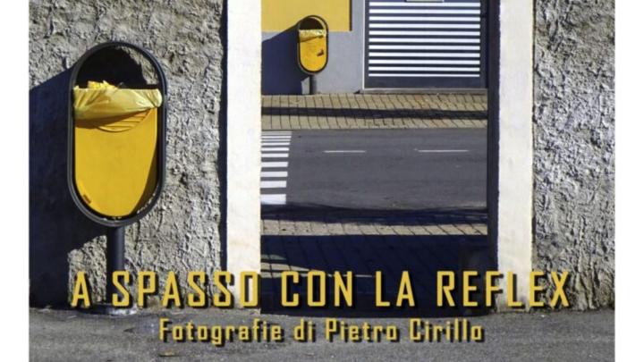 Particolare della locandina della mostra con foto di Piero Cirillo Titolo e foto a colori con via urbana, ingresso e cestino della spazzatura