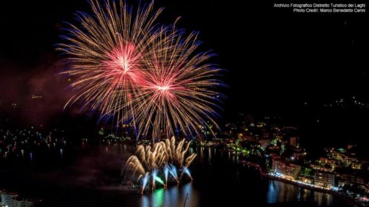 Fuochi artificiali a Omegna (credito Archivio fotografico Distretto Turistico dei Laghi ph. Marco Benedetto Cerini) Fuochi artificiali notturni a Omegna sul Lago d'Orta