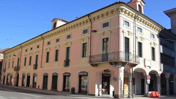 Fotografia dal sito del Comune di Borgomanero: Palazzo Tornielli Foto di palazzo barocco con porticato
