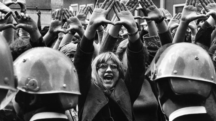 Paola Agosti, Manifestazione davanti al Tribunale per il processo ai violentatori di Claudia Caputi, Roma, 1977. Stampa ai sali d’argento © Paola Agosti