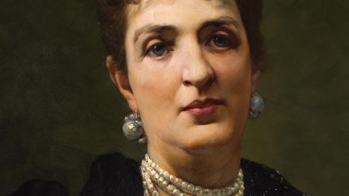 Ritratto a olio di donna aristocratica di fine Ottocento o inizio Novecento, in età matura, con orecchini e collane di perle