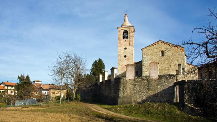 Antico borgo con terreni agricoli e con chiesa medievale su un bastione