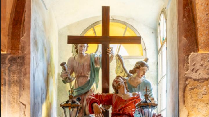 Particolare di una macchina processionale barocca con Cristo nell'Orto degli Ulivi e due Angeli che gli presentano la Croce