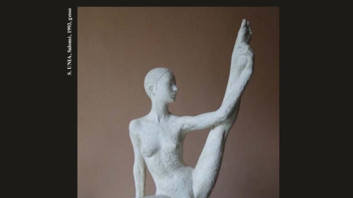 Particolare di scultura in gesso di Sergio Unia, dal sito dei Musei di Asti Particolare di scultura di gesso con figura di giovane donna nuda seduta con una gamba sollevata in posizione acrobatica