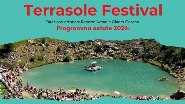 Particolare della locandina della rassegna dal sito riservabianca.it Titolo e fotografica di labo di montagna con musicisti su una zattera centrale e pubblico sulle sponde