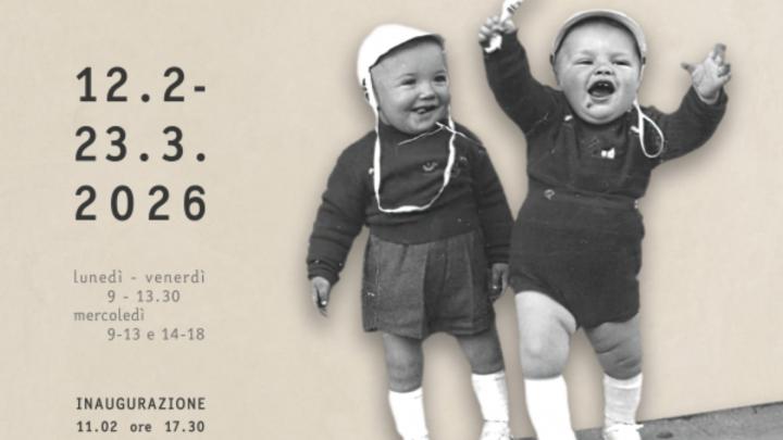 Particolare della locandina della mostra Foto in bianco e nero di due bambini che ridono, date