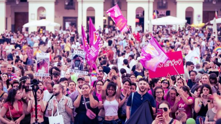 Fotografia di manifestazione per il Pride a Torino in Piazza Vittorio