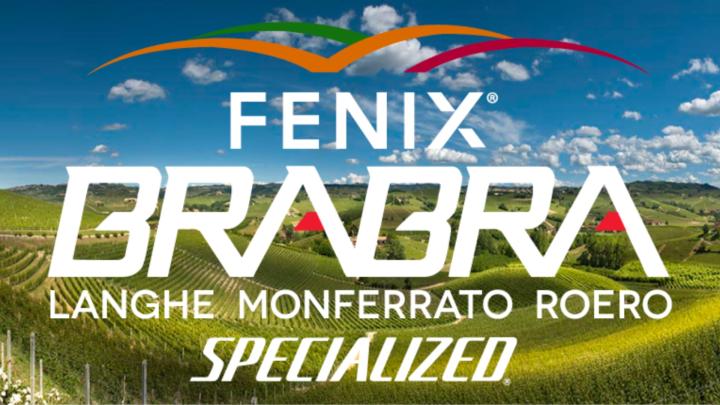 Scritte su fotografia di paesaggio collinare delle Langhe