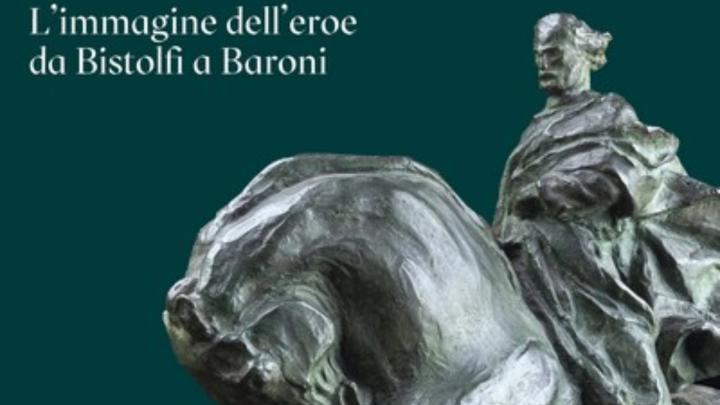 Sottotitolo della mostra e particolare di scultura in brozo di Leonardo Bistolfi, rappresentante Giuseppe Garibaldi a cavallo