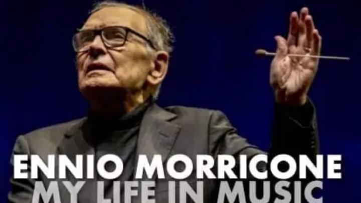 Il compositore Ennio Morricone in atto di dirigere, foto con  titolo