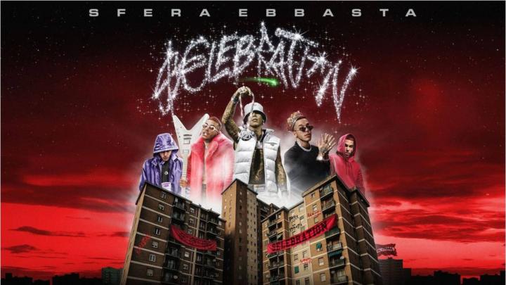 Illustrazione digitale: nome del cantante, foto del cantante con diversi costumi su gruppo di condomini con striscioni su fondo rossastro 