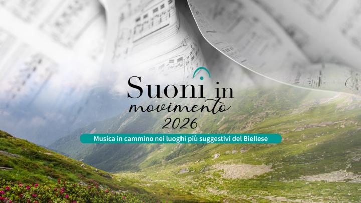 Titolo e sullo sfondo fogli di partitura musicale e paesaggio collinare