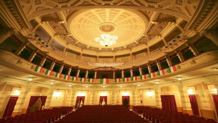 Interno del Teatro Civico di Vercelli Fotografia di interno di teatro all'italiana con poltrone di velluto rosso, 2 ordini di palchi e grande lampadario
