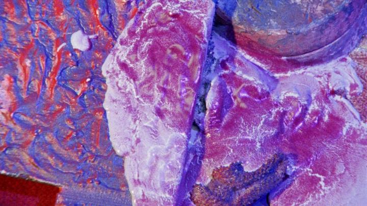 Immagine astratta di color viola e rosa e blu