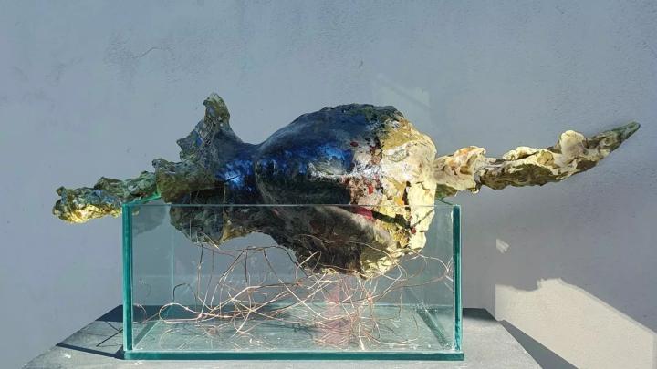 Scultura colorata astratta con parte centrale di forma circolare su base di vetro