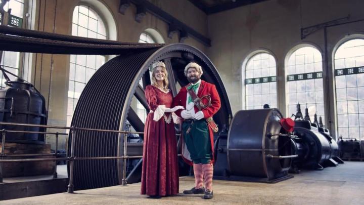 Maschera  Marcantonio impersonata da Simone Berardi in abiti settecenteschi, e la Cecca impersonata da Marta Farinone vestita da regina, fra antichi macchinari industriali